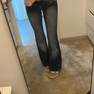 Mörkblå lågmidjade bootcut jeans från Phard - Säljer ett par föööörrr snygga mörkblå lågmidjade bootcut jeans från Phard i storlek 24 i supersnygg design och tvätt! Tyvärr är de försmå för mig som går att se på bilderna. Midjemåttet är 34 cm rakt över (ingen stretch) och innerbenslängden är 77 cm. Hör av dig vid frågor och fler bilder.💕☺️