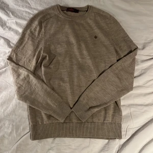 Morris Merinotröja - Säljer denna tvärfeta merinoulls tröja från Morris! Nypris ligger på 1599kr, säljer den för att jag tyvärr växt ur den. Använd sparsamt och i väldigt bra skick, det är bara att höra av sig om man har några frågor! Kan mötas i Stockholm👍🏼