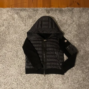 Moncler Cardigan - Tja, säljer nu denna cardigan från moncler. Storleken är m men passar s också. Den är köpt här på Plick för 3500 och säljer den nu för 2500. Online kvittot finns uppe i annonsen. Skicket är nästan perfekt då jackan inte kommit till användning så ofta
