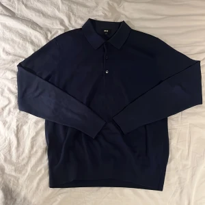 Stickad pikétröja  - Tja! Säljer denna skitfeta pikétröjan från uniqlo, nypris 500kr! Riktigt snygg inför vintern och i prima skick, använt väldigt sparsamt. Bara att höra av sigvid någon fråga! Kan mötas i Stockholms området👍🏼