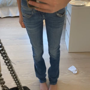 Jeans  - Säljer nu min super fina och fräscha Pepe jeans! De är i toppen skick! Lågmidjade! Jag skulle säga att de är lite ”utsvängda” alltså de är inte helt raka! Jag är 165 cm lång och de tyo perfekta i längden på mig! 🥰🥰storlek W25/ L34! 
