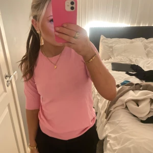 Rosa tröja från Kappahl - Säljer en söt rosa tröja från Kappahl i mycket bra skick.💗