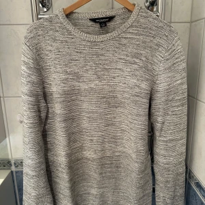 Stickad tröja - Bra skick.  Storlek: 36-38