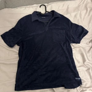 Somrig dress - Oanvänd mörkblå dress, storlek m i tröja och L i shorts, skriv om ni vill köpa hela dressen eller bara ett utav plaggen så kan vi diskutera priset