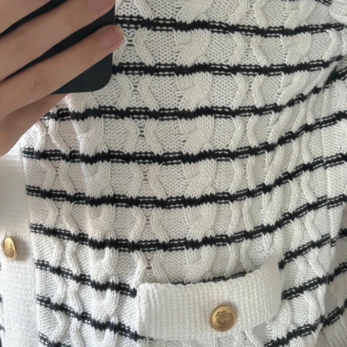 Vit och svart randig kofta med guldknappar - 93