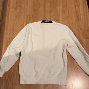 Cp company sweatshirt stl S - Säljer nu min fina cp company sweatshirt som används ett fåtal gånger. Tröjan är i väldigt fint skick utan några som helst skador. Kontakta mig vid fler frågor.