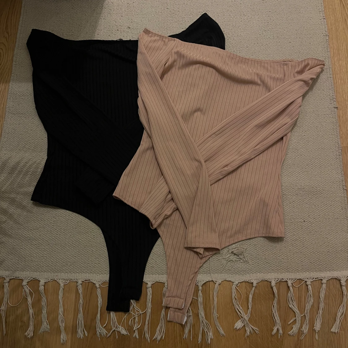 Två offshoulder toppar i svart och beige