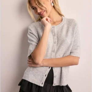 Grå kofta med kort ärm - Säljer en superfin grå kofta med korta ärmar och knappar framtill. Perfekt för både vardag och fest! Passar bra till både kjol och byxor. Nypris 349