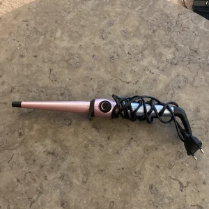 Blå/rosa locktång från Remington - Säljer min locktång från remington då jag nästan aldrig använt den!💗 Locktången kan bli  upp till 200 grader💗 Priset kan diskuteras💗