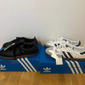 Två par Adidas Samba sneakers i både svart och vit färg. De har den klassiska designen med tre ränder på sidan och en gummisula. Perfekta för en sportig och stilren look. Båda paren är i nytt skick och kommer med originalkartong.