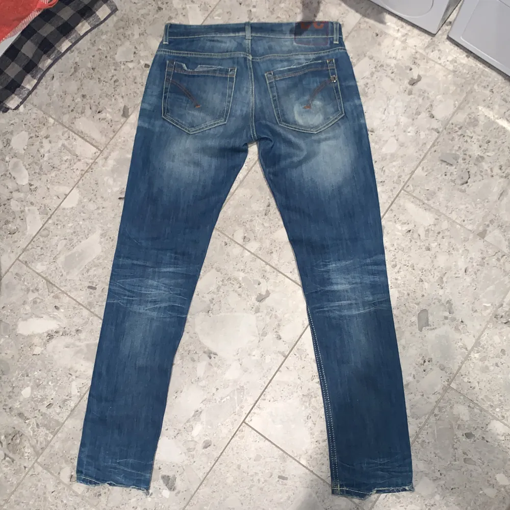 I använd kondition. Fortfarande mycket att ge med fina slitningar. Nypris över 4500kr mitt pris är endast 799! Pris kan diskuteras . Jeans & Byxor.