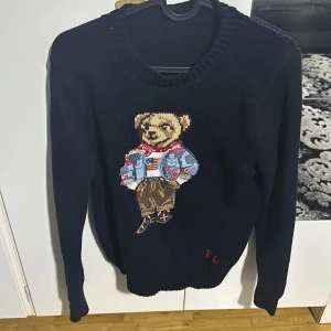 Polo bear sweatshirt - Hej, jag köpte den här tröjan för en vecka sen och den var för liten på mig. Storleken är S men känns som en XS, därför passade den inte på mig.  Jag haft på mig den en gång och det var när jag skulle testa den annars så är den oanvänd.