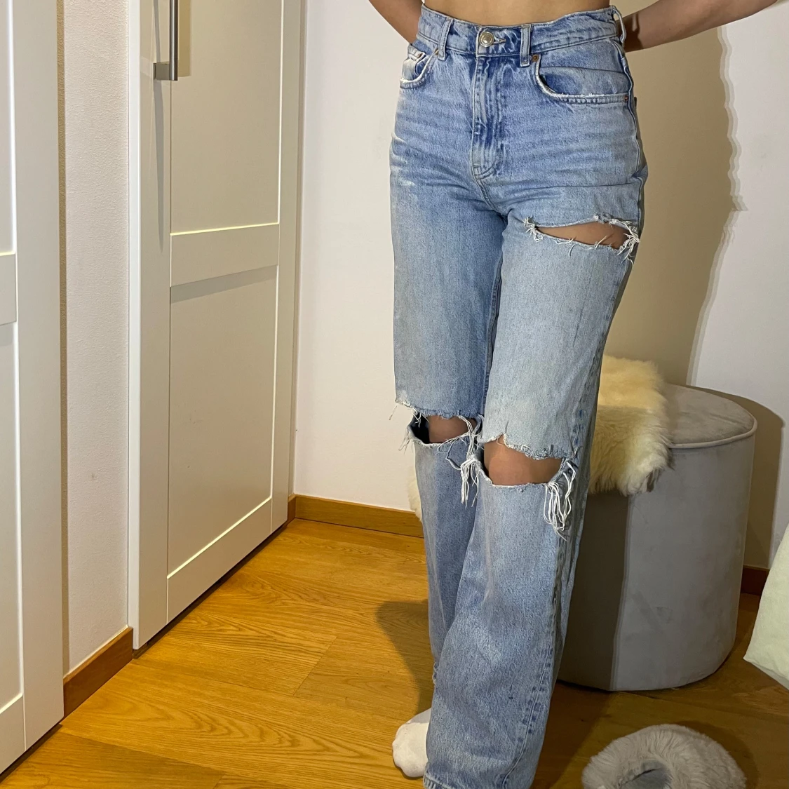 Blå jeans med slitningar