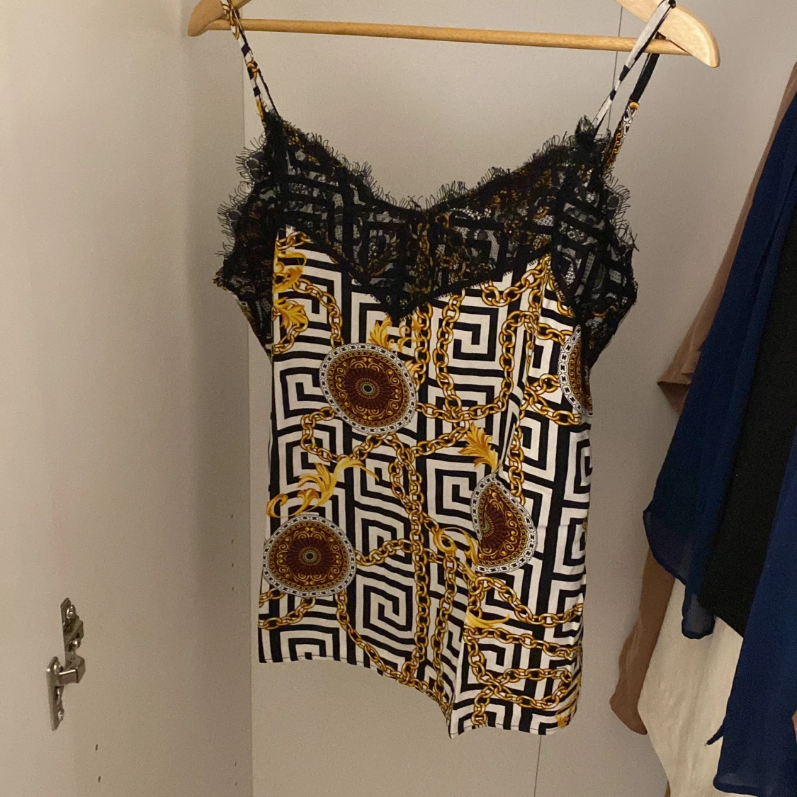 Mönstrad linne med spetsdetaljer