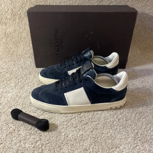 Valentino Flycrew Skor - Mörkblåa Valentino Flycrew skor, storlek 40 men passar bra till 40,5-41 box, extra snören & skopåse ingår. (Alla spikar är kvar)