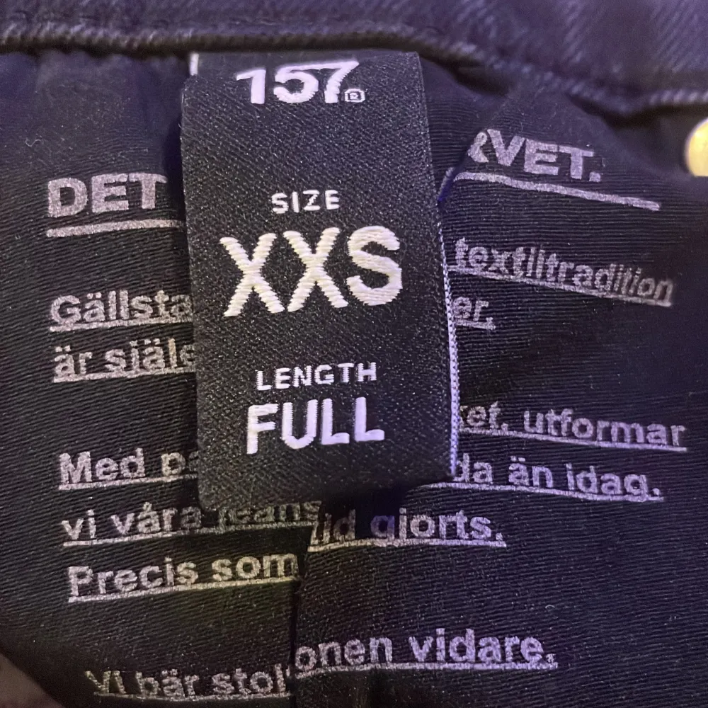 Jätte fina svarta jeans som är nästan helt nya. Använda 3-4 gånger men inga tecken på användning💗💗. Jeans & Byxor.