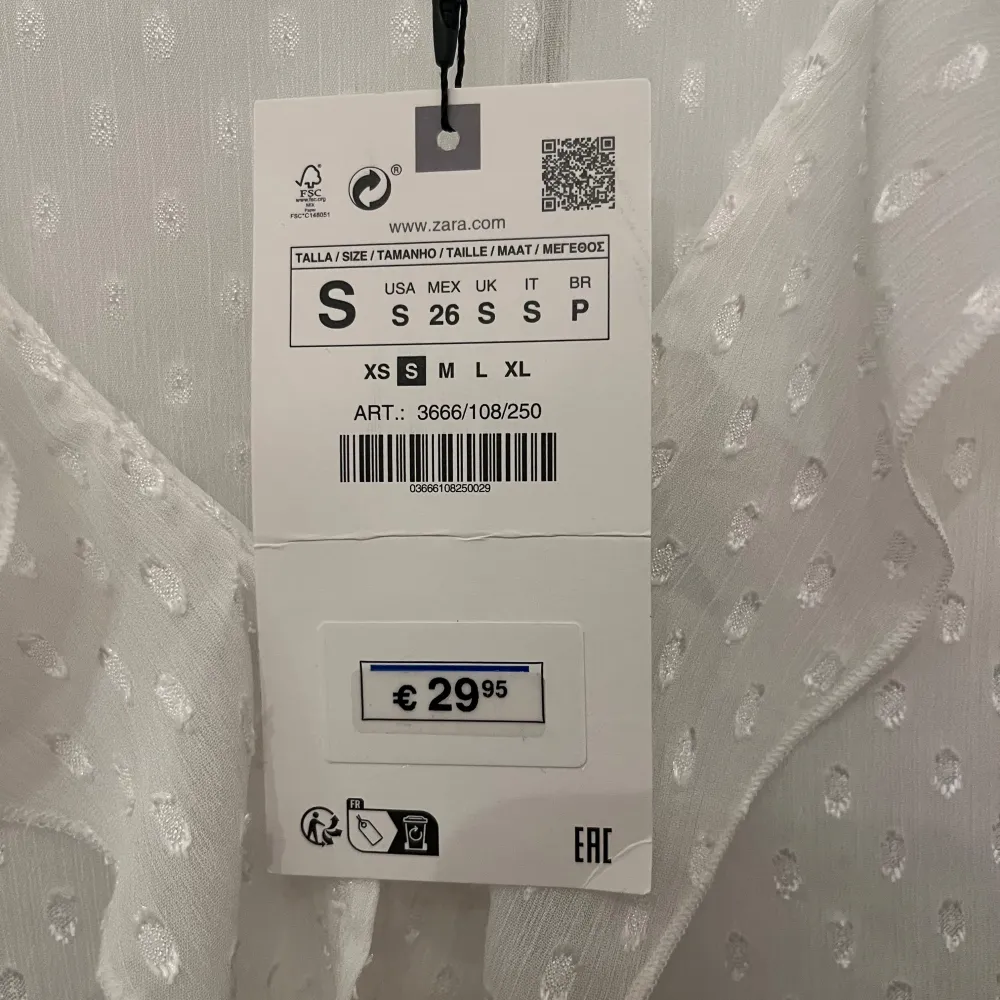Säljer denna fina blus från zara, aldrig använd! Pris kan diskuteras . Puserot.