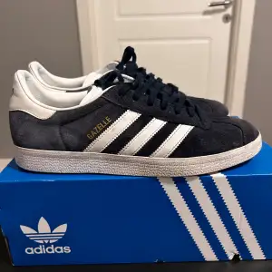 Adidas Gazelle i storlek 42 och 2 tredjedelar. Hyfsat skick, inga defekter skriv om du har några frågor 