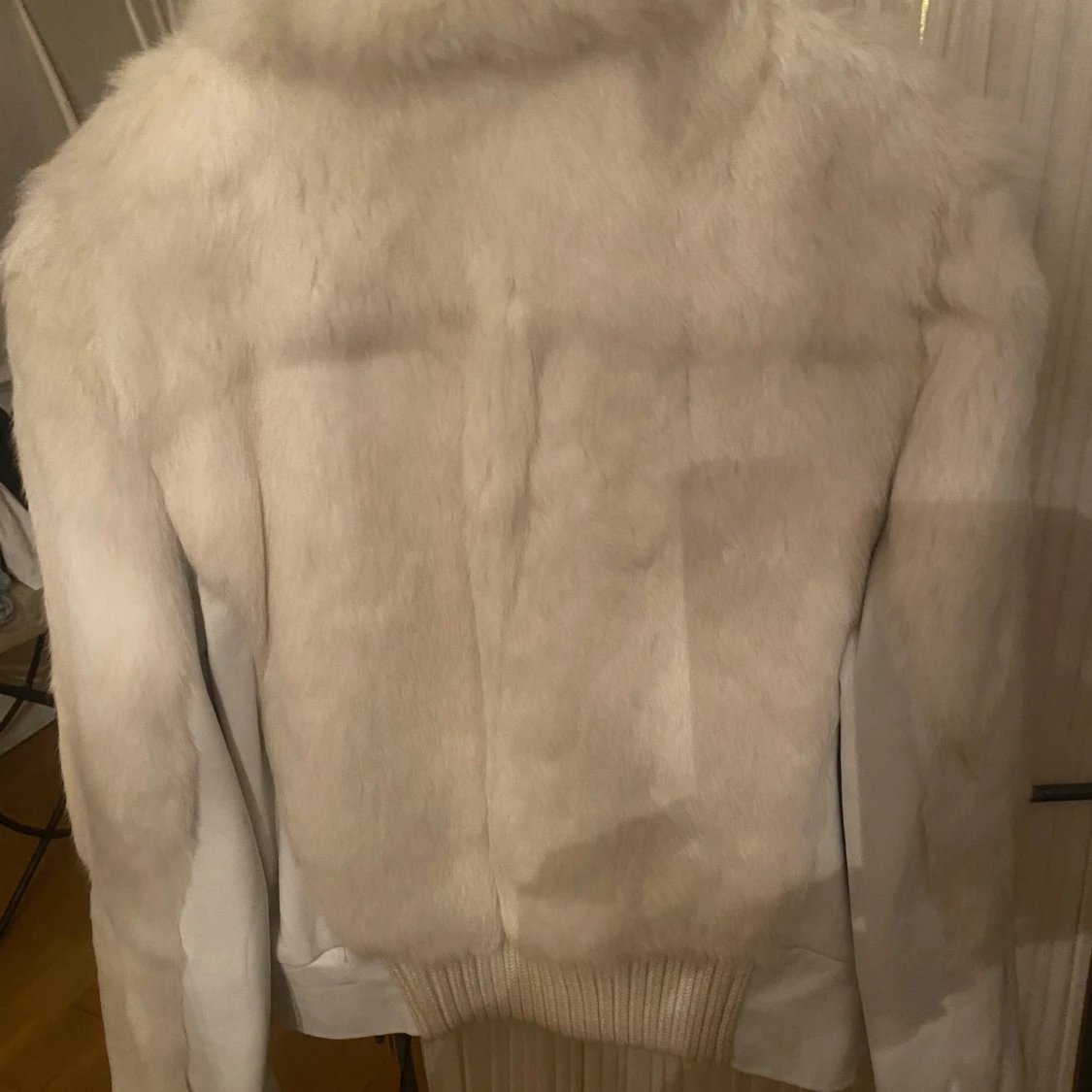 Kombinerad vit päls/skinn jacka stl 38 - 90