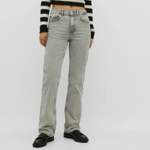 Straight leg jeans - Straight leg jeans från stradivarius, använda enbart 1 gång, köpta för 380 men säljer för 180 (priset går antagligen att diskuteras)🩷