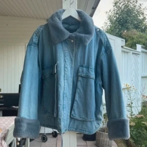 Höstjacka - Superfin fodrad jacka, perfekt till höst och vinter! Sitter snyggt oversized på mig som brukar bära storlek S/M 🥰