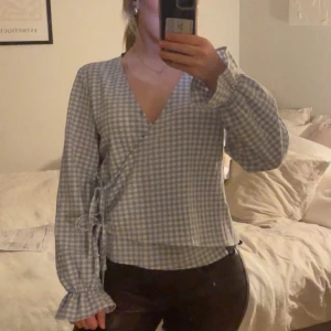 Blus/topp - Superfin rutig blus från zara, helt slutsåld 💖