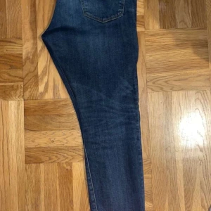 Mörkblå jeans polo ralph lauren  - Säljer ett par mörkblå jeans i bra skick. De har en klassisk femficksdesign och är perfekta för både vardag och fest. Jeansen har en slim passform och är tillverkade i ett slitstarkt denimtyg. Perfekta för höst och vår! Passar dig som är runt 180 cm