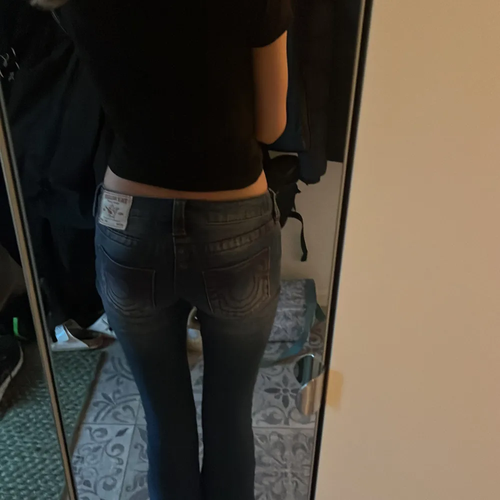 Intressekoll på ett par snygga True Religion jeans med vinröda detaljer då jag inte är säker på om kag vill sälja, köpte nypris för 1400kr endast använda fåtal gånger då jag köpte dem denna månaden❤️ tryck ej på köp nu!!💕. Jeans & Byxor.