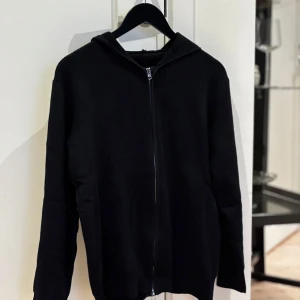 stickad hoodie - Snygg stickad hoodie, storlek M men liten i storleken. Skriv för fler bilder eller om du har frågor! 