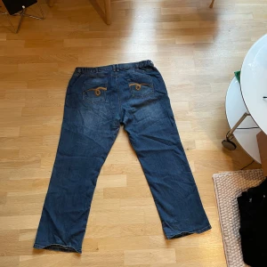 Baggy jeans med cool design - Feta jeans med coolt mönster på bakfickorna, materialet på jeansen är mer åt det stretchiga hållet, men sitter ändå bra.