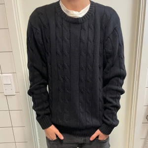 Svart stickad tröja från Bondelid - Säljer en snygg svart stickad tröja från bondelid för endast 199kr nypris ligger runt 800kr och skicket är mycket bra, mvh luxury sellout 