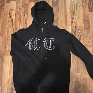 Tuttolente MT tracksuit zip - Tuttolente tracksuit zip storlek L men passas M 