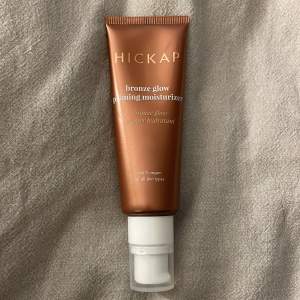 Säljer en Bronze Glow Priming Moisturizer från Hickap. Den är 100% vegansk och passar alla hudtyper. Perfekt för att ge huden en solkysst look samtidigt som den återfuktar. Kommer i en snygg brun tub med pump för enkel applicering. Endast testad tre gånger.