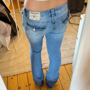 Blå bootcut jeans från true religion - Dö snygga jeans som jag säljer pgr av att dom tyvärr var förstora💔 dom är köpta här på Plick och är i jätte bra skick i stl w26. Skriv gärna innnan ni köper!🩵obs tre bilder är lånade från den jag köpte av💞
