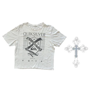 Y2k Quiksilver Tee - Nice baggy skater T-shirt från quiksilver, passar M-L (även S mer baggy)! I bra skick, och har sytt den lite kortare så bälte syns ⭐️ Skicka gärna frågor och bud på DM 📫‼️