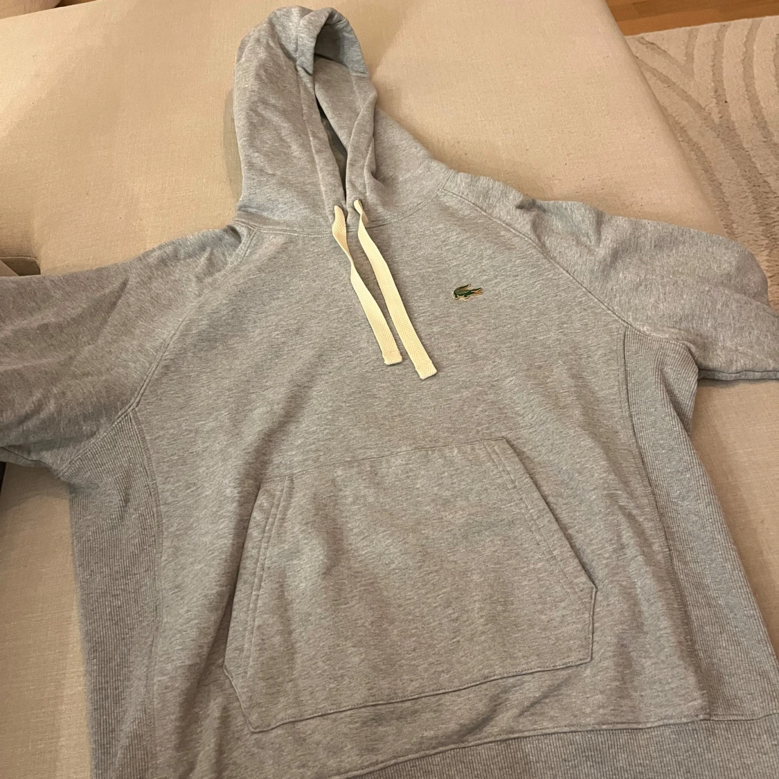 Grå hoodie från Lacoste - 90