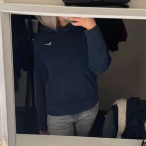 Nike hoodie - Den är i storlek 12-13 år men sitter som en S på mig💗