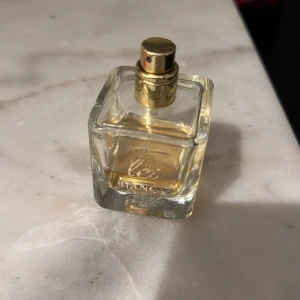 Parfym Lei av Bianca Ingrosso - Säljer en Lei parfym från Biancas samarbete med nordic feel. Dessa parfymer tillverkas inte längre vilket gör den väldigt ovanlig!! Säljer den då jag redan har så många parfymer. Se hur mycket det är kvar på bilderna:) förpackningen är lite sliten då den legat i en låda men innehållet är det inget fel på:) 