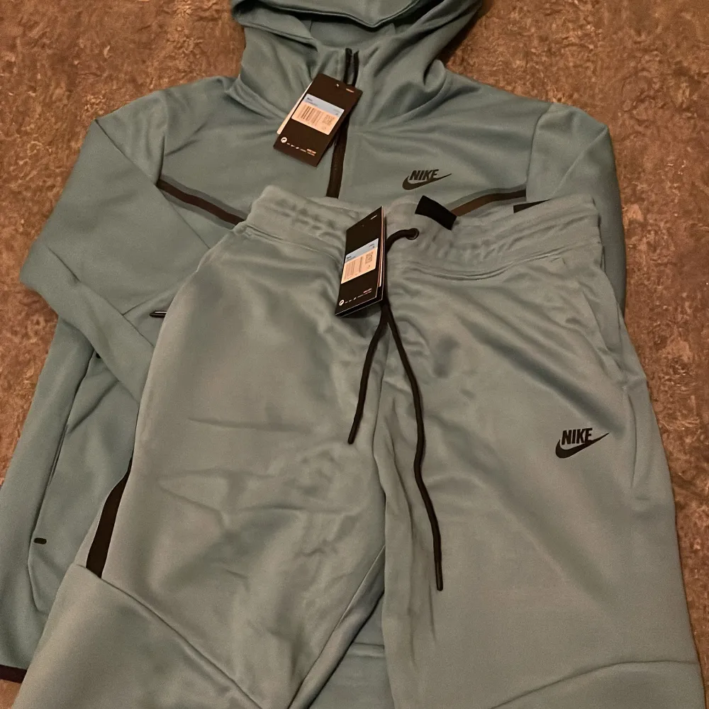 Helt ny Nike tech dress i färgen mint blå. Storlek M men skulle säga att den sitter bäst som S! Pris kan diskuteras!. Hoodies.