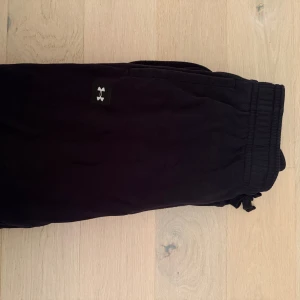 Under Armour träningsbyxor  - Bra skick. Stl L