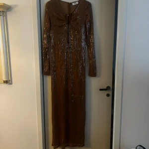 Nyårsklänning partydress New Years klänning dress  - Aldrig använd klänning i superfint skick. Påminner om 16arlington klänningar. Inga skador eller dylikt!  Står ingen storlek, upplevs som en strl: S/M.   Klänningen har en insydd underklänning som syns på sista bilden.