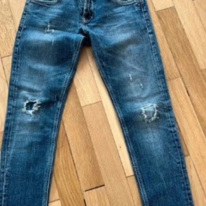 Dondup Jeans - Dondup Jeans Storlek: W33 Skick: 8/10 Nypris: 3000kr Vårt pris: 999kr