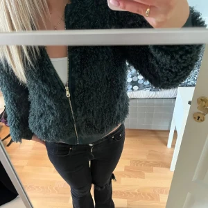 Mörkgrön teddyjacka från 365 - Säljer en supermysig mörkgrön teddyjacka från 365. Den har en dragkedja framtill och är perfekt för kyliga dagar. Jackan är i bra skick och har långa ärmar. Perfekt för höst och vinter! Passar mig som brukar ha S❤️