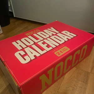 Nocco julkalender  - Säljer en Nocco Holiday Calendar i begränsad upplaga. Den har en snygg röd design med vita bokstäver och innehåller 24 burkar med olika smaker. Perfekt för att räkna ner till jul med en ny överraskning varje dag. Kalendern är oöppnad och i perfekt skick. Perfekt för Nocco-fans eller som en rolig present!