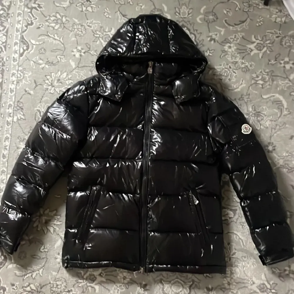 Säljer nu denna sköna Moncler Maya jacka Sjukt populär jacka och perfekt för vinter❄️Den är använd typ 2 veckor och den är som en ny vid mer frågor dm. Jackor.