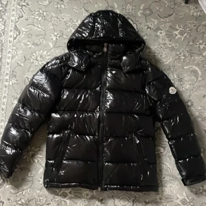 Moncler Maya  - Säljer nu denna sköna Moncler Maya jacka Sjukt populär jacka och perfekt för vinter❄️Den är använd typ 2 veckor och den är som en ny vid mer frågor dm