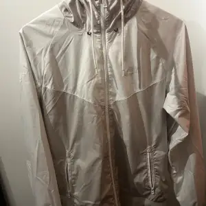 Säljer min Nike windbreaker eftersom att den inte kommer till användning. Skicket är väldigt bra, finns inga synliga defekter på den och är perfekt i storlek. Dm för frågor eller funderingar!