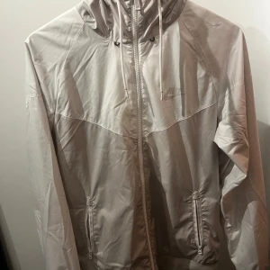 Nike windbreaker - Säljer min Nike windbreaker eftersom att den inte kommer till användning. Skicket är väldigt bra, finns inga synliga defekter på den och är perfekt i storlek. Dm för frågor eller funderingar!