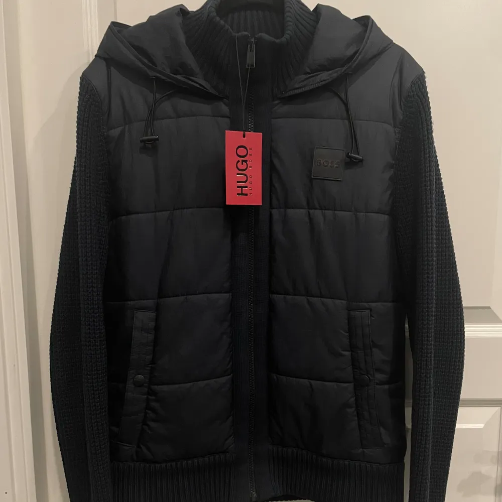 Säljer nu mina helt nya Hugo Boss Cardigan då den inte passar, fick den i present för nån vecka sedan men har aldrig haft på mig den ute, då jag bara testat den hemma! Priset är inte hugget i sten så kom gärna med förslag!!!. Takit.