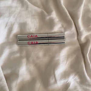 Mascara från CAIA - Två snygga mascaror från CAIA next level. Den ena är lite använd men den andra är som ny då jag råkade få två i present och inte gillar någon av dom så säljer jag dom! Skriv gärna innan ni köper🩶🩷